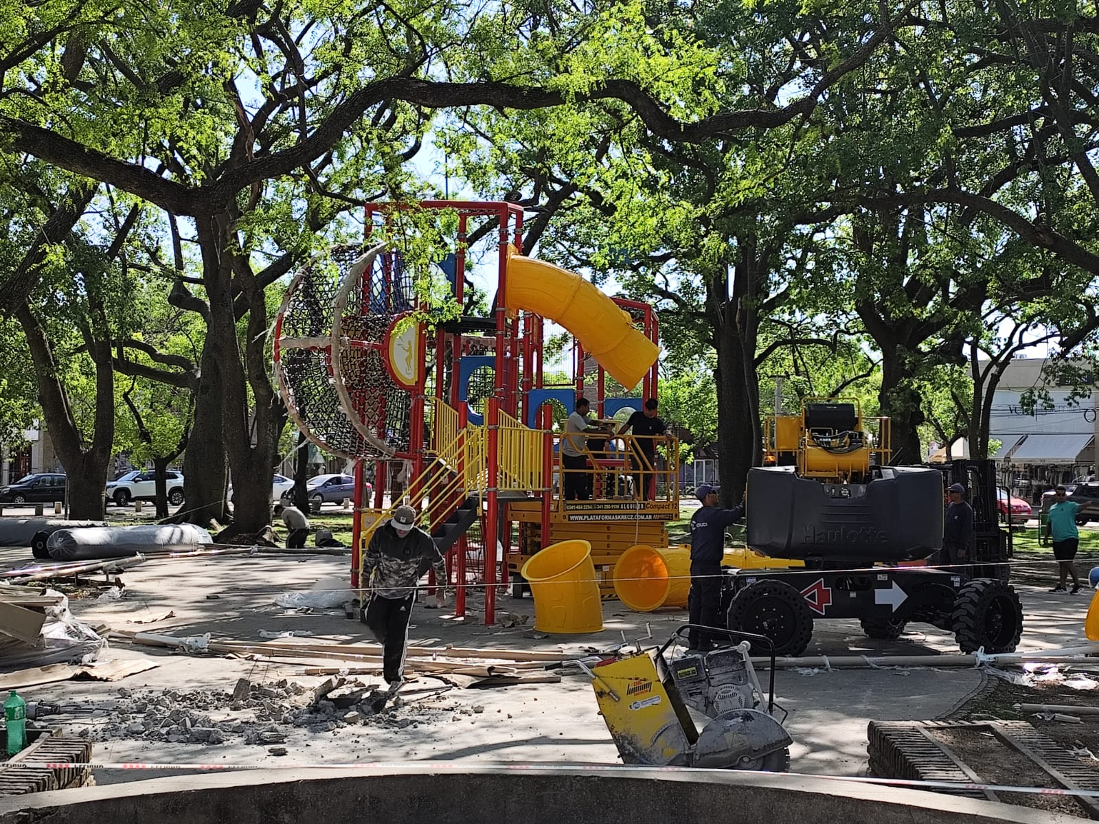Redes trepadoras, toboganes y temática de circo: así es el flamante nuevo juego en la plaza San José de Funes